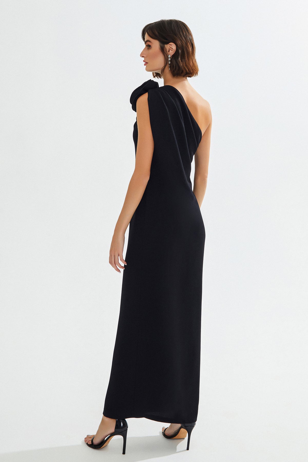 GENNIE Tek Omuz Çiçek Detaylı Siyah Maxi Elbise