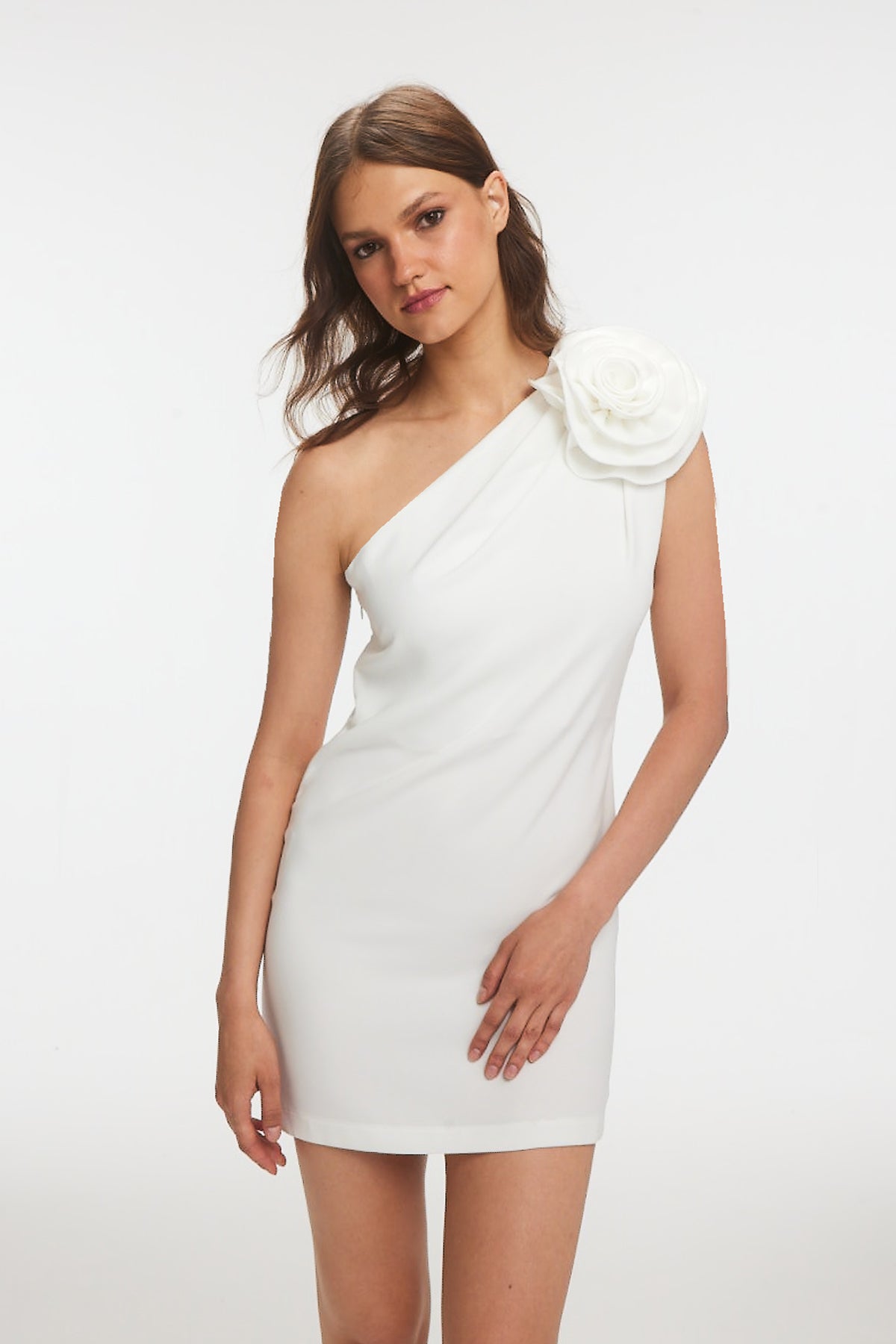 SHAYNA Tek Omuz Çiçek Detaylı Beyaz Mini Elbise