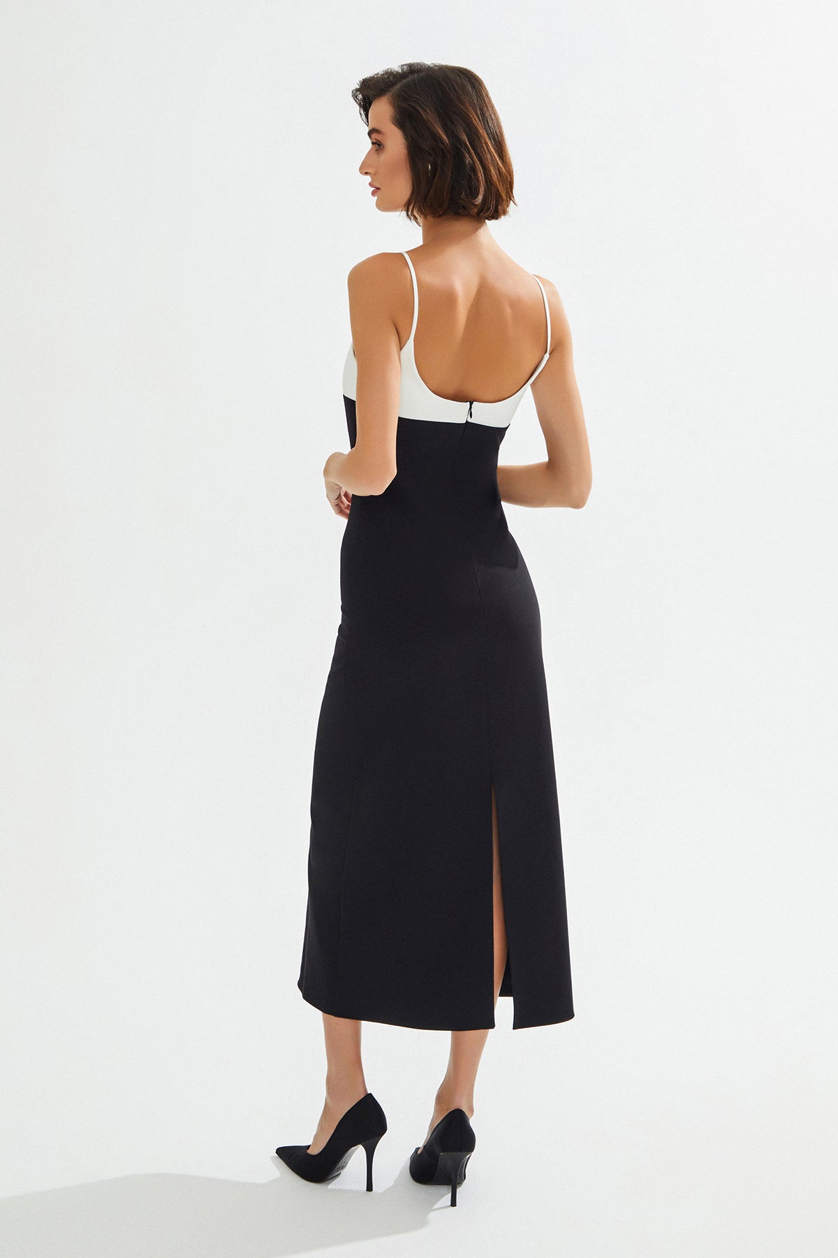 GABBY Beyaz Göğüs Detaylı Siyah Midi Elbise