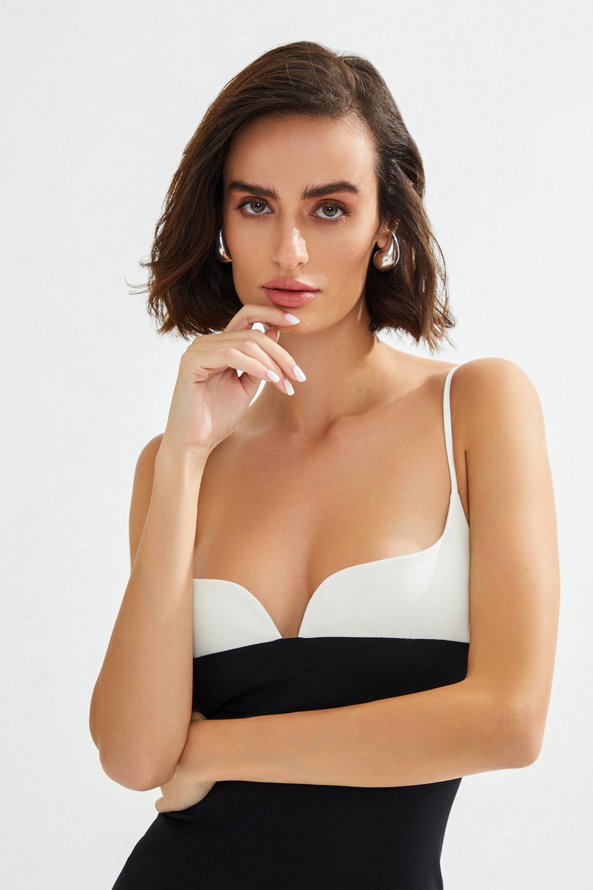 GABBY Beyaz Göğüs Detaylı Siyah Midi Elbise